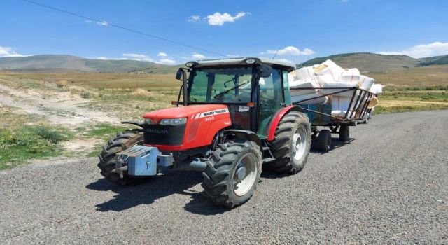 Kars'ta seyir halindeki traktör römorkunun altına düşen kişi öldü