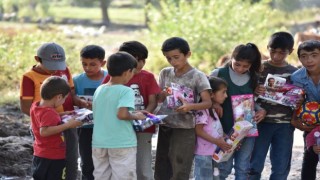 Gönüllüler Kars'taki sel bölgesindeki çocukların yüzünü oyuncaklarla güldürdü