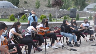 Kars'ta 10 öğrenciye gitar hediye edildi!