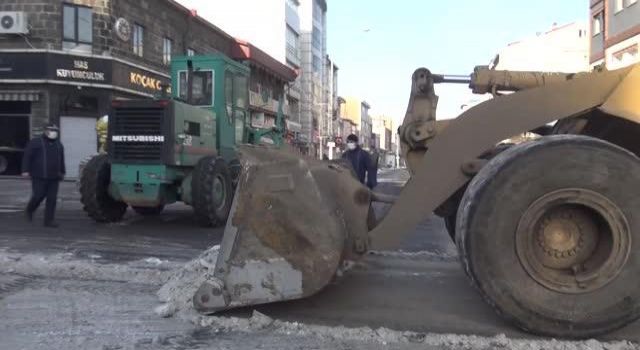 Kars'ta Kar Yığınlar Kamyonla Şehir Dışına Çıkartıyor