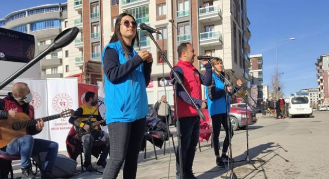 Van'da evde kalanlara özel sokak konserleri