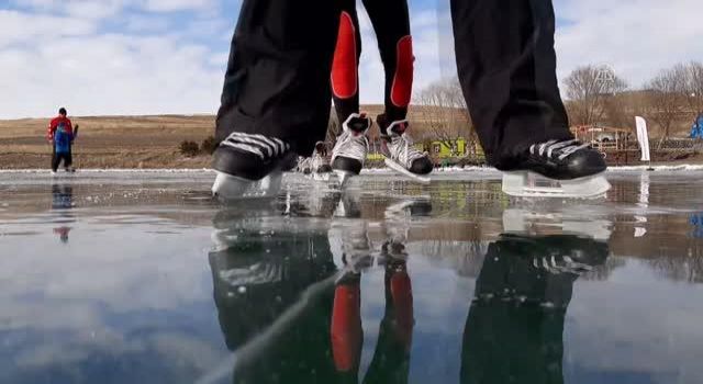 Yüzeyi donan Çıldır Gölü'nde buz pateni keyfi