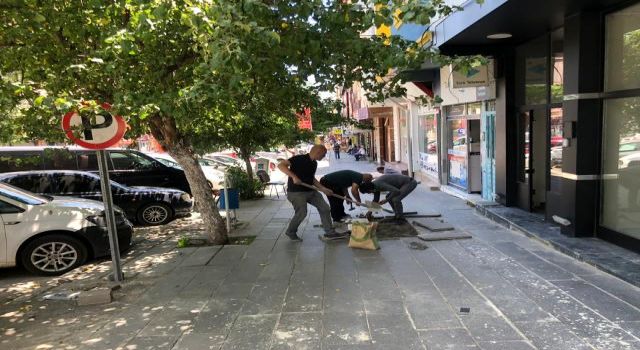 Duyarlı Esnaf İşletmelernin önündeki bozuk kaldırımları yaptı