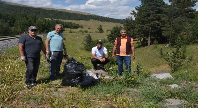 Kars'ta gönüllüler ormanlık alanda piknik yapan yurttaşları uyardı, çöpleri topladı