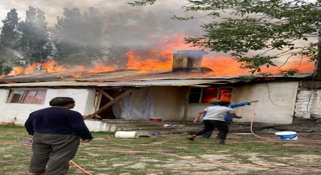 Ev, Ahır, Samanlık ve odunluk yanarak kullanılamaz hale geldi
