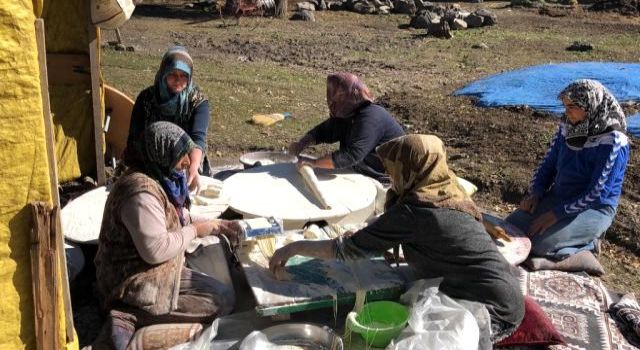 Kars'ta bayanlar 'imece' usulü erişte kesiyor