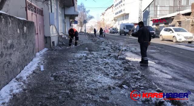 KARS'TA BUZLA KAPLI KALDIRIMLAR KAZMALARLA KIRILARAK TEMİZLENİYOR