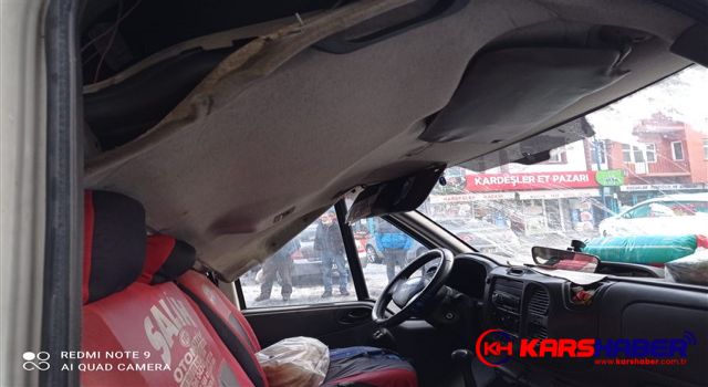 Kars’ta çatılardan düşen buz kütleleri araçlara zarar verdi