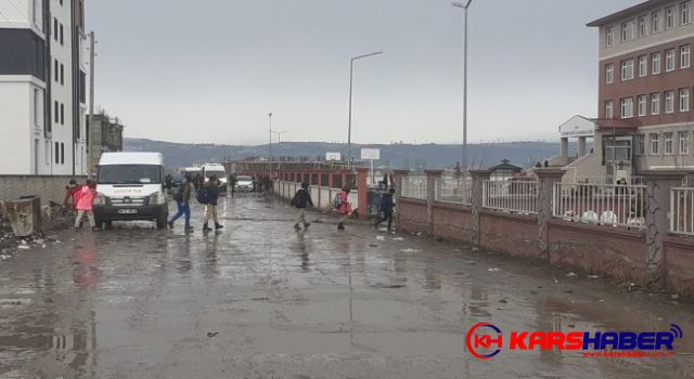 Kars’ta öğrencilerin yağmurla birlikte çamur sınavı