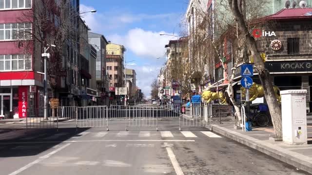 Kars'ta cadde ve sokaklar boş kaldı,