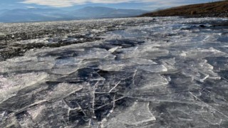 Çıldır Gölü'nün yüzeyini kaplayan buzlar rüzgarla parçalanıp sahile vurdu