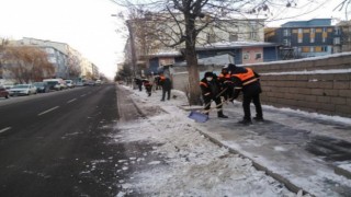 Kars Belediyesi’nin temizlik ve kar mesaisi devam ediyor