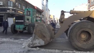 Kars'ta Kar Yığınlar Kamyonla Şehir Dışına Çıkartıyor
