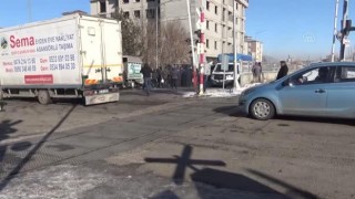 Kars'ta hemzemin geçitte iki kamyonetin çarpışması sonucu 1 kişi yaralandı