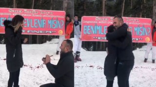 Kars'ta 14 Şubat’ta karlar üstünde meşaleli evlilik teklifi