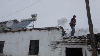 KARS'ta son yağan kar, köylüleri sevindirdi