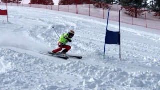 Alp Disiplini kayak müsabakaları Sarıkamış Cıbıltepe Kayak Merkezi'nde başladı