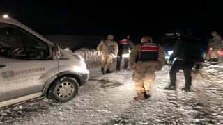 Kar ve tipi sebebiyle yolda kalan sürücülerin imdadına kahraman Jandarma ekipleri yetişti