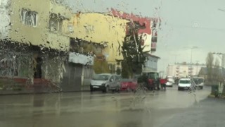 Kars'ta etkili olan şiddetli sağanak yaşamı olumsuz etkiledi.