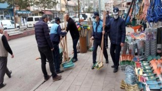 Zabıta ekipleri kaldırım işgali yapan esnafı uyarıyor