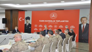 İçişleri Bakanı Süleyman Soylu, güvenlik toplantısına katılmak üzere hava yoluyla Kars’a geldi