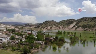 Karakurt Barajı'nın seviyesi yükseldi, boşaltılan köyde evler ve cami sular altında kaldı