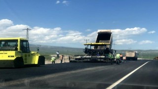 Kars ve Çıldır Gürcistan'a sıcak asfalt yollarla bağlanıyor