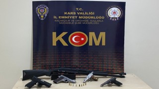 Kars’ta bir iş yerinde 5 silah ele geçirildi