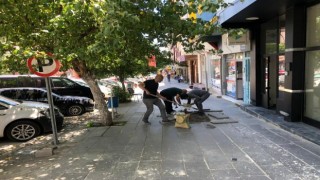 Duyarlı Esnaf İşletmelernin önündeki bozuk kaldırımları yaptı