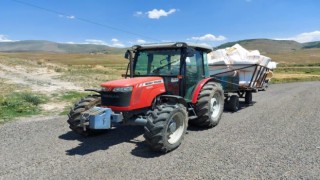 Kars'ta seyir halindeki traktör römorkunun altına düşen kişi öldü