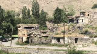 Tarihi Kars Evleri Tamamen Yıkıldı