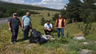 Kars'ta gönüllüler ormanlık alanda piknik yapan yurttaşları uyardı, çöpleri topladı