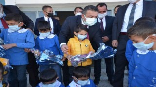 Fidan Diken Çocuklara Oyuncak Hediye Edildi