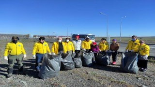 Karslı dağcılar çevre temizliğine dikkati çekmek için çöp topladı