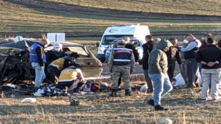 Otomobiller kafa kafaya çarpıştı: 1 ölü, 4 yaralı