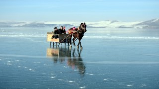Çıldır Gölü'nde buz kalınlığı 15 santimetreye ulaştı