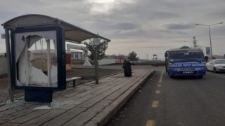 Kars’ta Durak Camlarını Kırdılar