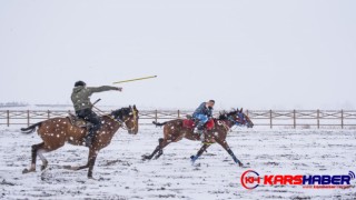 Kars'a gelen Rus rehberlere, köylüler tarafından karla kaplı arazide atlı cirit gösterisi yapıldı.