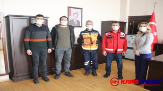 Kars’ta Ambulans Şoförüne Plaket Verildi
