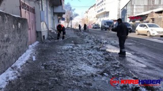 KARS'TA BUZLA KAPLI KALDIRIMLAR KAZMALARLA KIRILARAK TEMİZLENİYOR