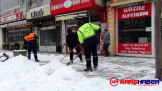 Kars'ta Kaldırımların Karı Temizleniyor