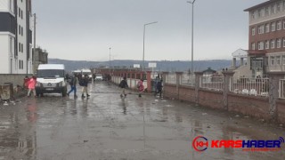 Kars’ta öğrencilerin yağmurla birlikte çamur sınavı