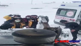 KÖYDEKİ HASTA, AMBULANSA KEPÇEYLE TAŞINDI