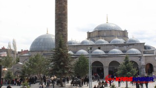 Kars’ta Harakani Türbesi ziyaretçi akınına uğruyor