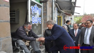 Ahmet Davutoğlu, Kars’ta esnafı ziyaret etti