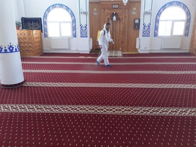 Kars Beleyesi Camilerı Dezenfekte Etti
