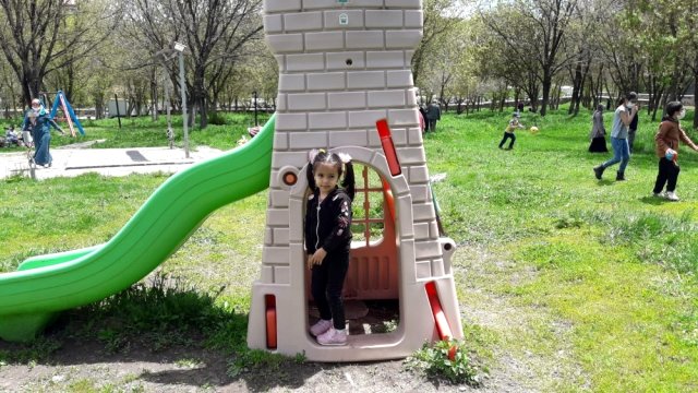 Kars'ta parklar çocuklarla şenlendi