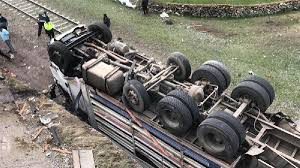 Kars'ta kamyon köprüden uçtu