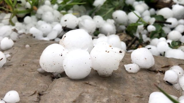 Kars'ta ceviz büyüklüğünde dolu yağdı