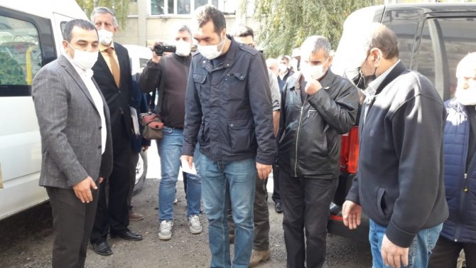 Karadağ Caddesi üstünde bulunan ara cadde ve sokakların yollarını yapıyor